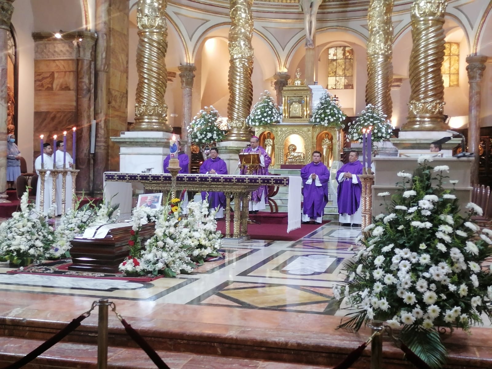 El presbítero Jesús Darío Espinosa recibió el último adiós en la Catedral de Cuenca